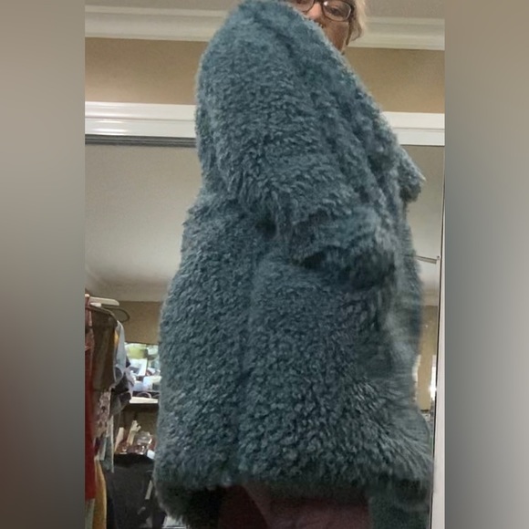 BCBG faux Fur coat, only worn once - Picture 10 of 10